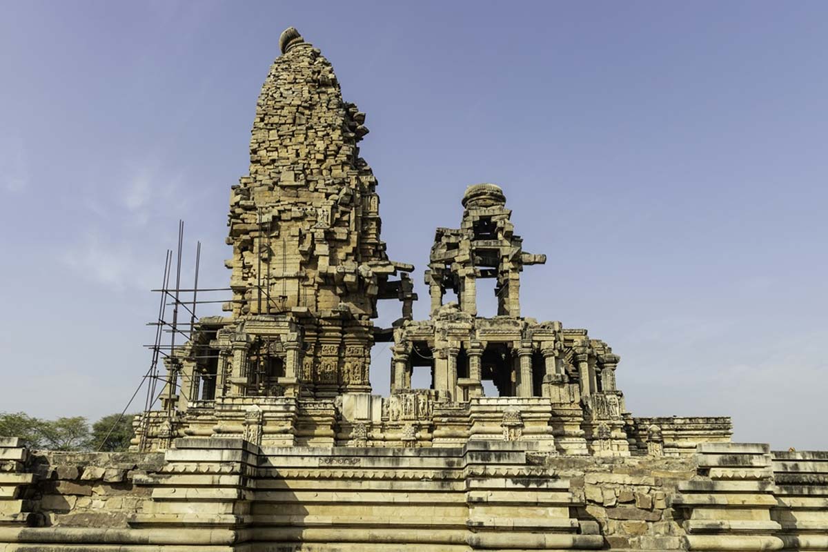 Kakanmath Temple: कहते हैं एक रात में भूतों ने कर दिया था इस मंदिर का  निर्माण | interesting story of kakanmath temple | HerZindagi