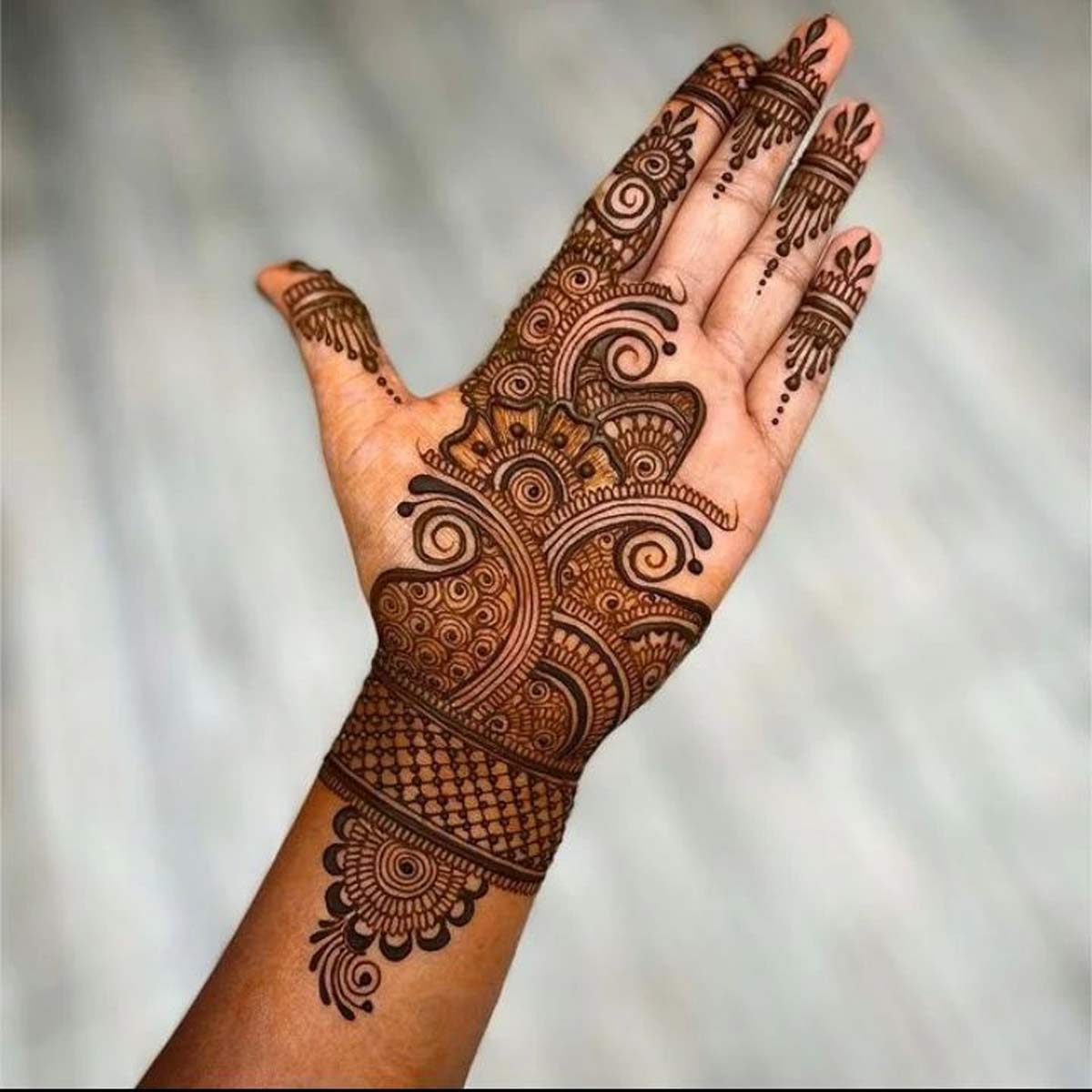 Mahi - Engagement Mehndi Designs Follow 👇 Like . . . . . . . .  #hennadesigns #mehndidesigns #mehndi #bridalmakeup #couple #bridalhenna  #simplemehndi #hennavideo #weddinghenna #naturalhenna #sabyasachibride  #followforfollowback #bridegroom #hennaartist ...