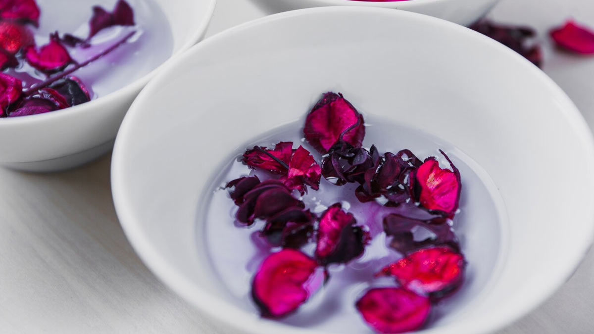 ரோஸ் வாட்டர், Rose Water benefits of rose water in tamil HerZindagi