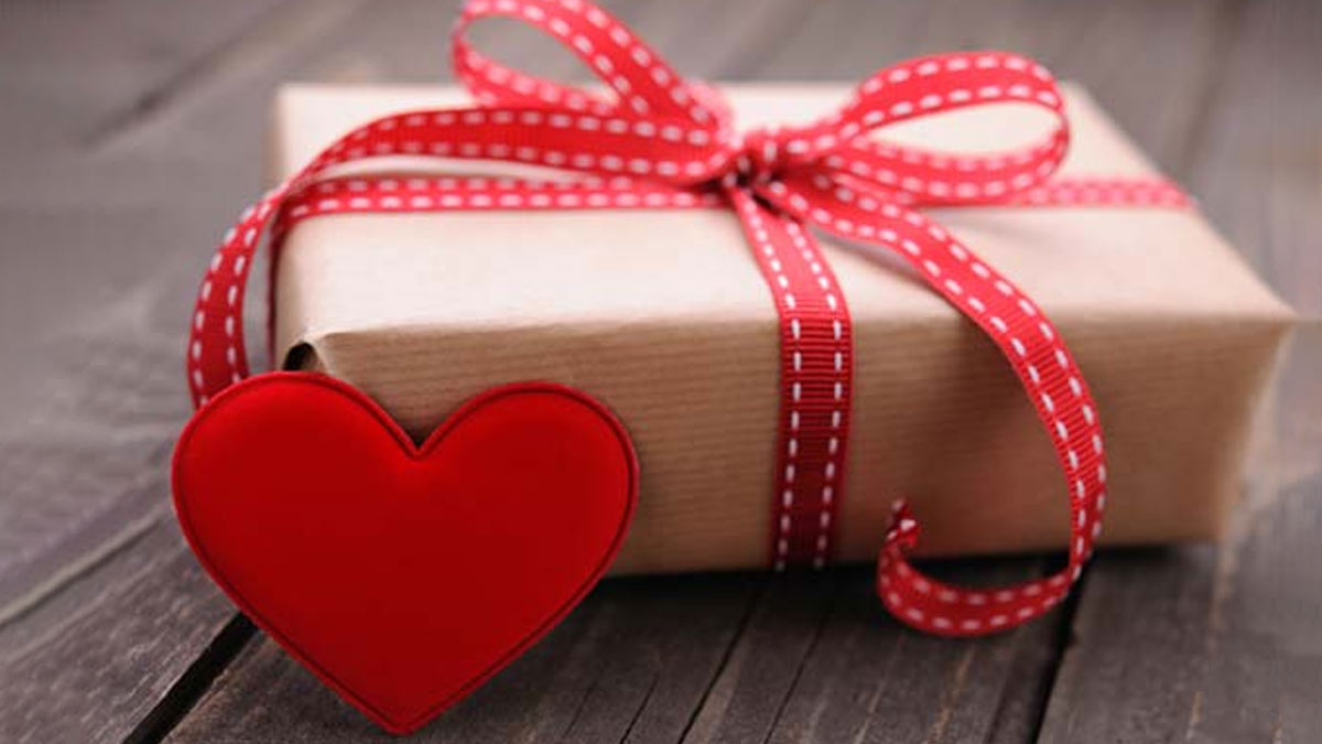 Valentines Day 2023 Gift Ideas for Girlfriend: रिलेशनशिप के बाद पहला है  वेलेंटाइन डे तो गर्लफ्रेंड को दें ये खास तोहफा | valentine day 2023 gift  ideas for girlfriend | HerZindagi