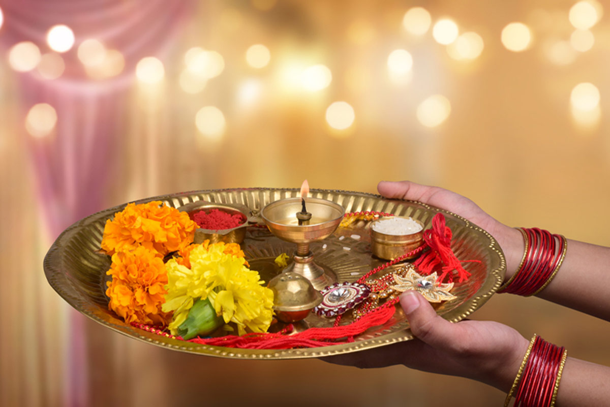 why we do aarti by standing