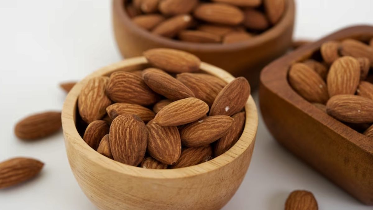 Soaked Almonds vs Raw Almonds எடை குறைக்க உதவுவது பச்சையா அல்லது