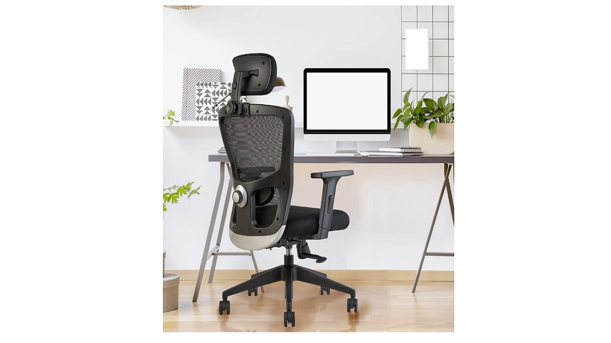 घंटों बैठे रहने से अकड़ गई है कमर तो इन 11 Best Chairs For Office से