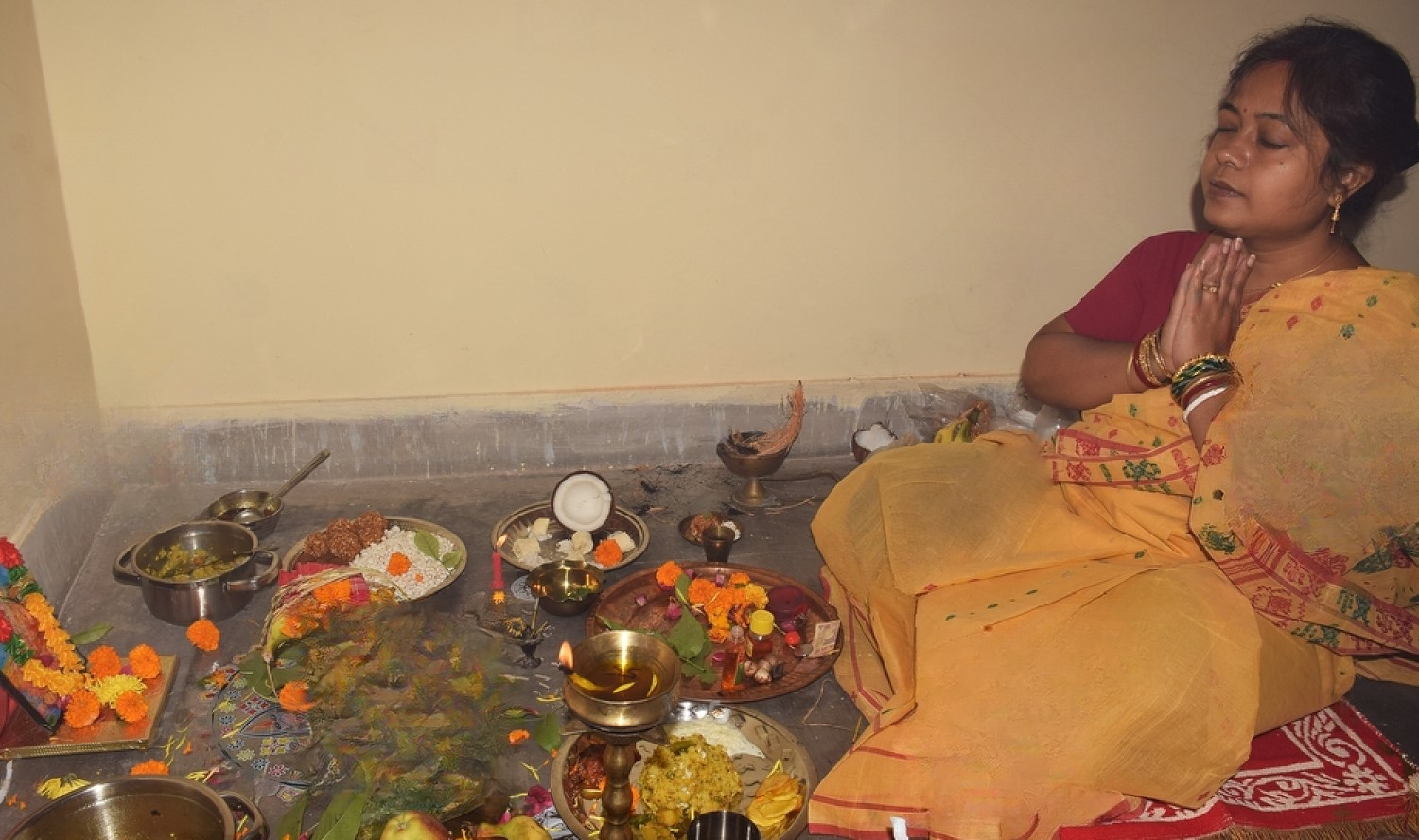 benefits to sit cross leg in puja