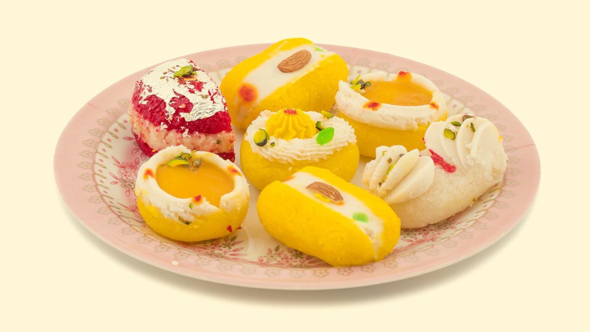 संदेश और रसगुल्ला ही नहीं, राखी में बनाएं ये स्वादिष्ट बंगाली मिठाई |  bengali sweets for raksha bandhan | HerZindagi