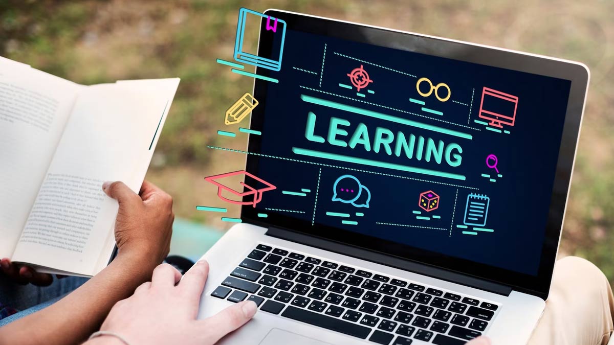 best courses for pilot in hindi