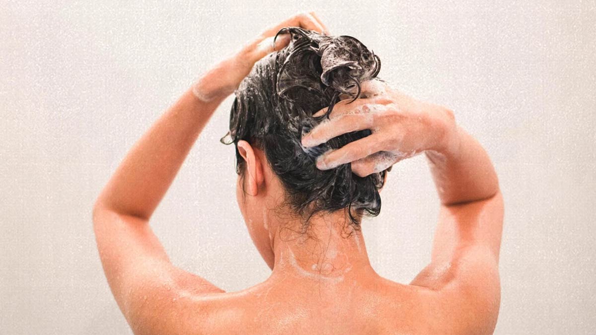 एक्सपर्ट से जानें क्या ठंडे पानी से बाल धोने के फायदे | does cold water make hair healthier and shinier | HerZindagi