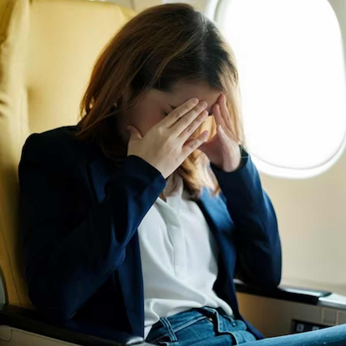 फ्लाइट में खराब हो जाती है तबियत? बोर्ड करने से पहले पिएं ये ड्रिंक