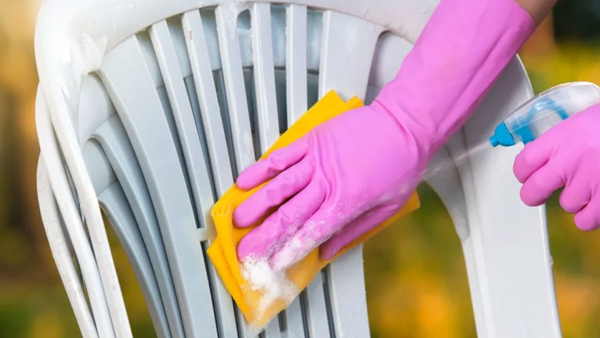 बारबार कुर्सी और टेबल पर जम जाती है धूल तो इन हैक्स को करें फॉलो