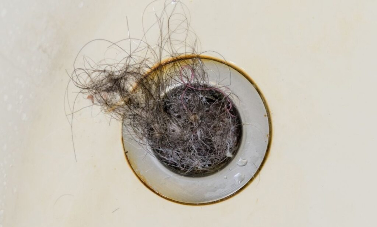 नाली में फंसते हैं बाल? इन चीजों से करें सफाई और पाएं चमकदार बाथरूम