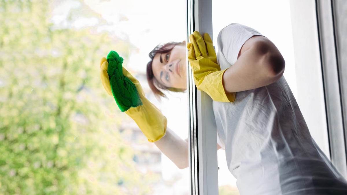 कांच के स्लाइडिंग विंडो में बारिश के पानी से लग रहे हैं दाग, तो इन