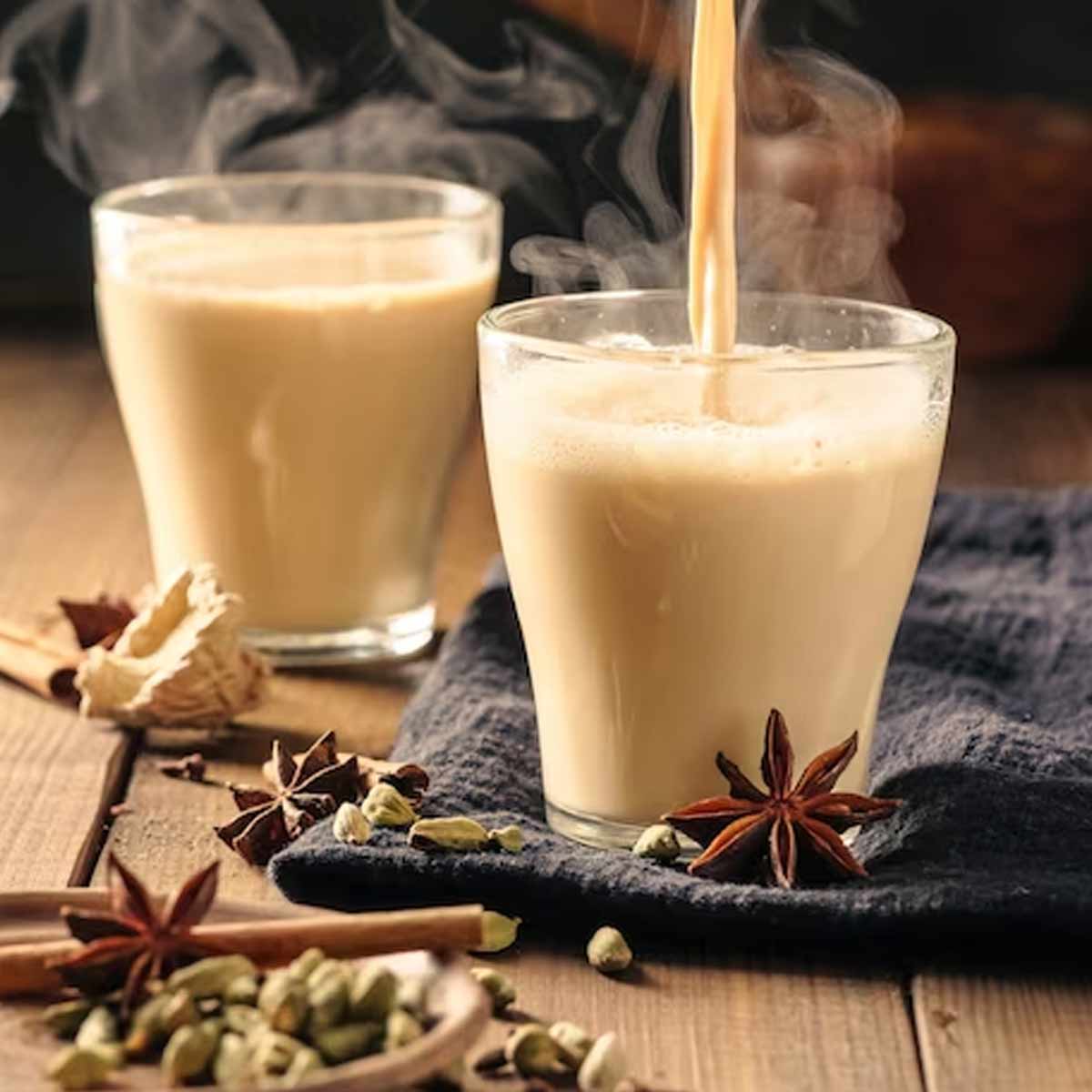 आयुर्वेद के अनुसार बारिश के मौसम में ऐसे पीना चाहिए दूध how to drink milk in monsoon as per