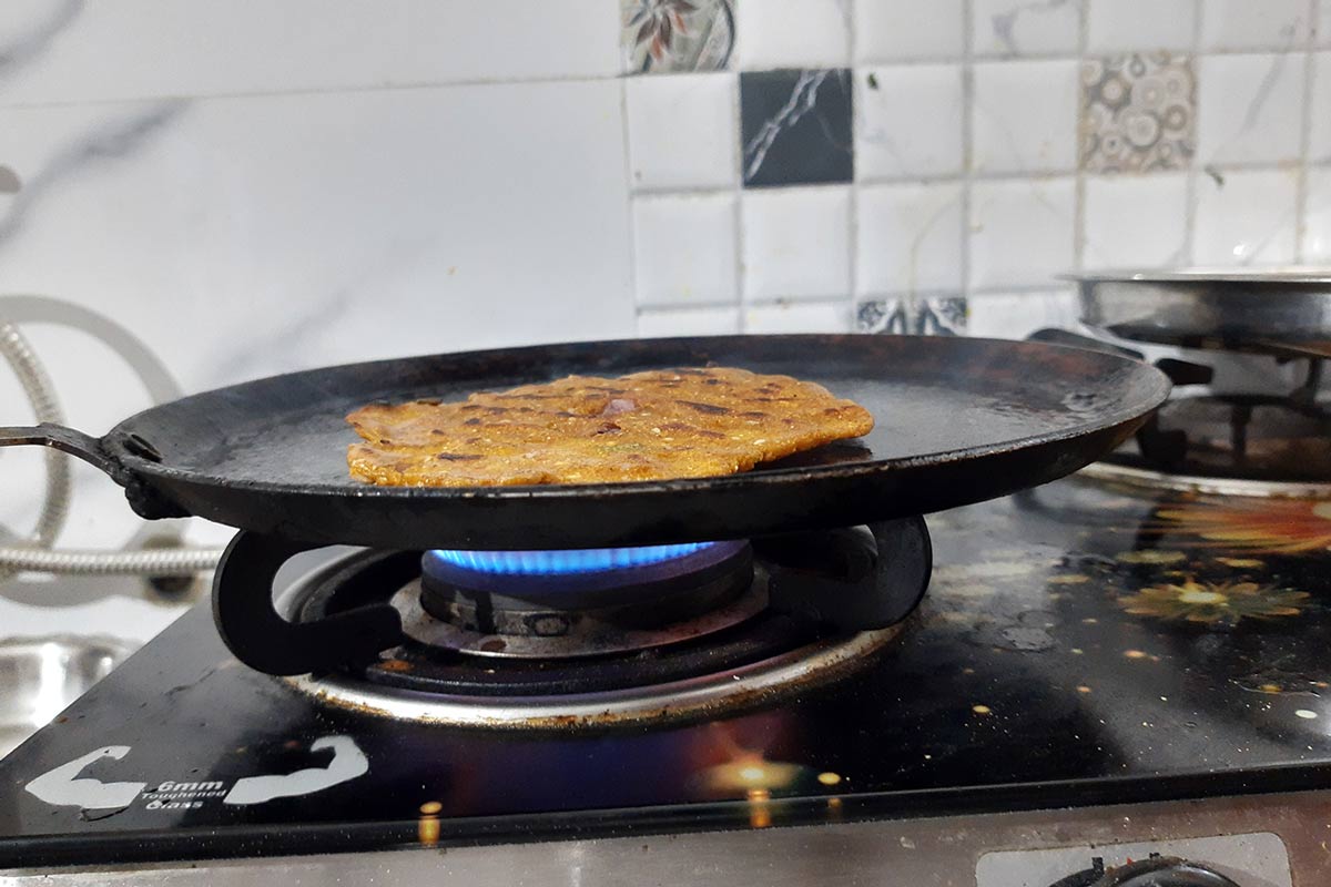 How To Clean Iron Tawa Using Baking Soda, Hot Water, Vinegar And Other  Simple Ingredients