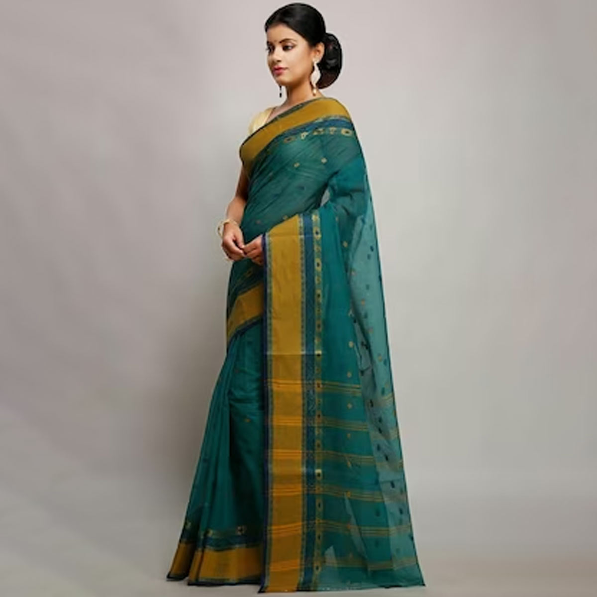 सालों साल नई जैसी लगेगी तांत साड़ी, घर में ऐसे धोएं how to wash tant saree at home HerZindagi