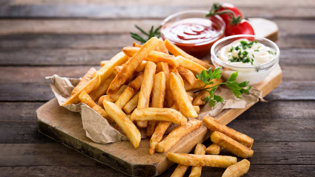 फ्रेंच फ्राइज बनाते वक्त न करें ये गलतियां, वर्ना भर जाएगा तेल | mistakes  while making french fries | HerZindagi