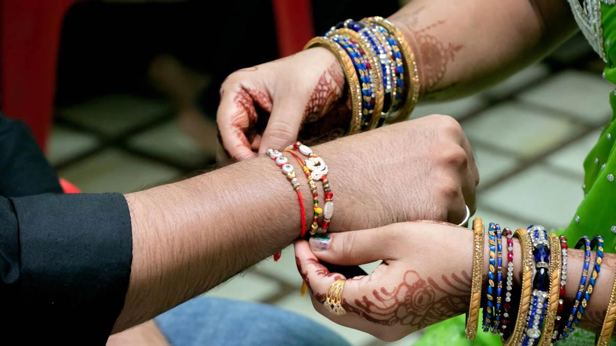 Raksha Bandhan 2023 Vastu Tips: रक्षाबंधन के बाद राखी का क्या करना चाहिए?  जानें ज्योतिष राय | raksha bandhan 2023 what to do with rakhi after  festival | HerZindagi