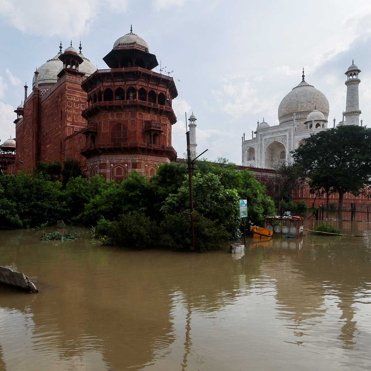 yamuna water level reaches taj mahal wall for first time