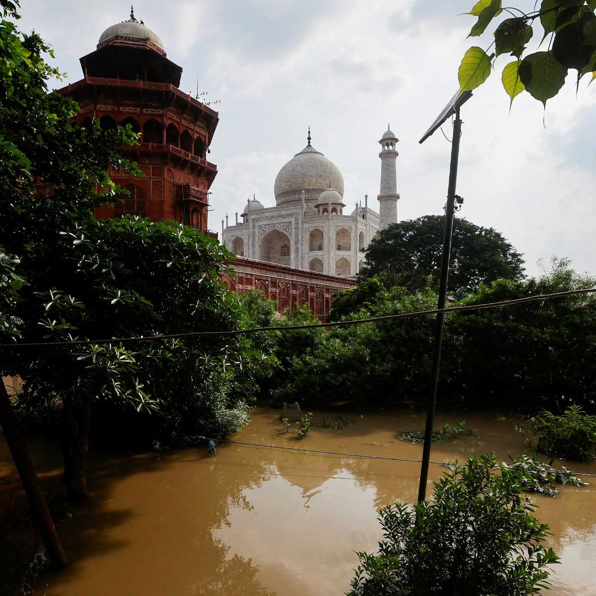 yamuna water level reaches taj mahal wall