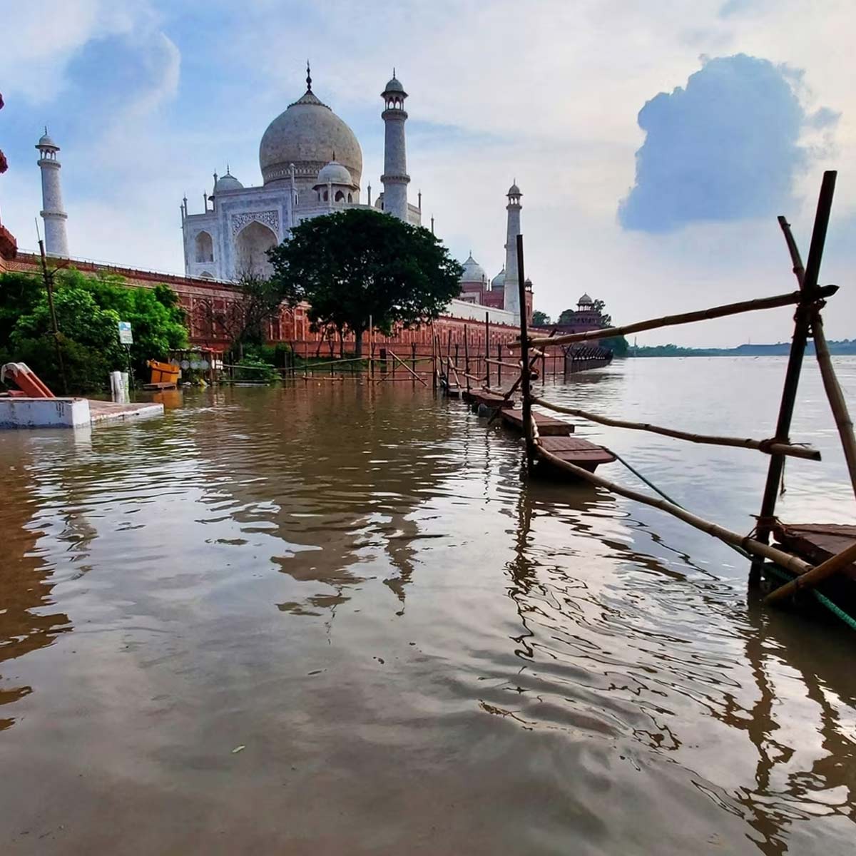 yamuna water level reaches taj mahal