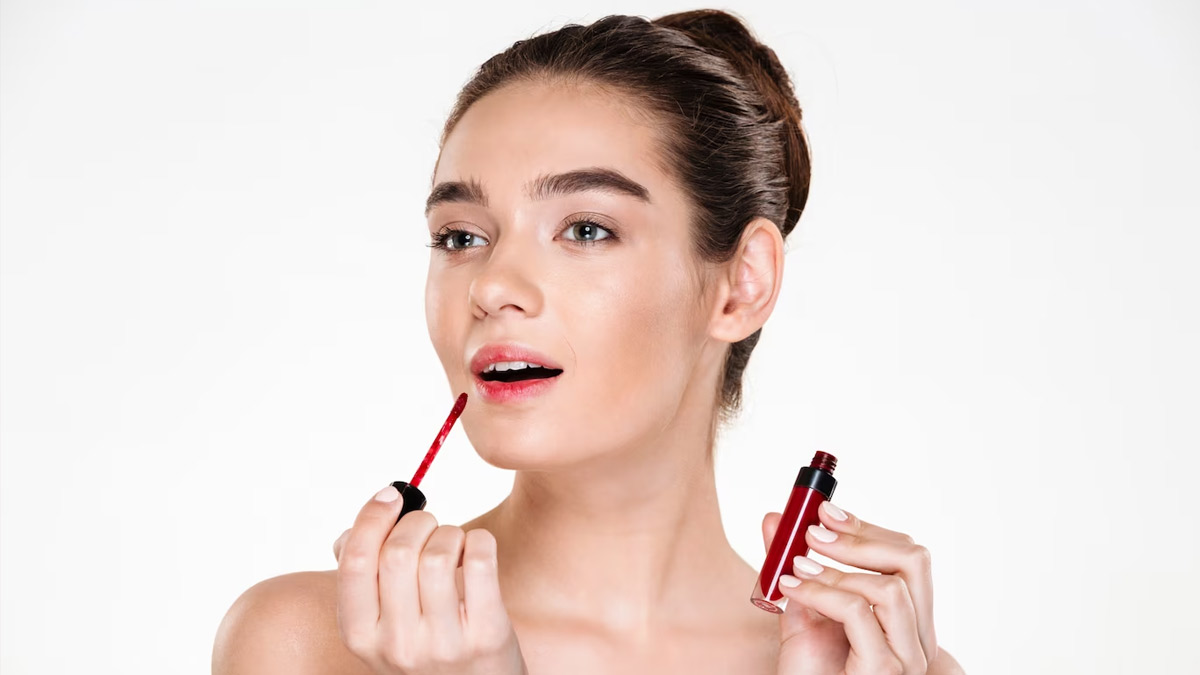 Apply lipstick on lips