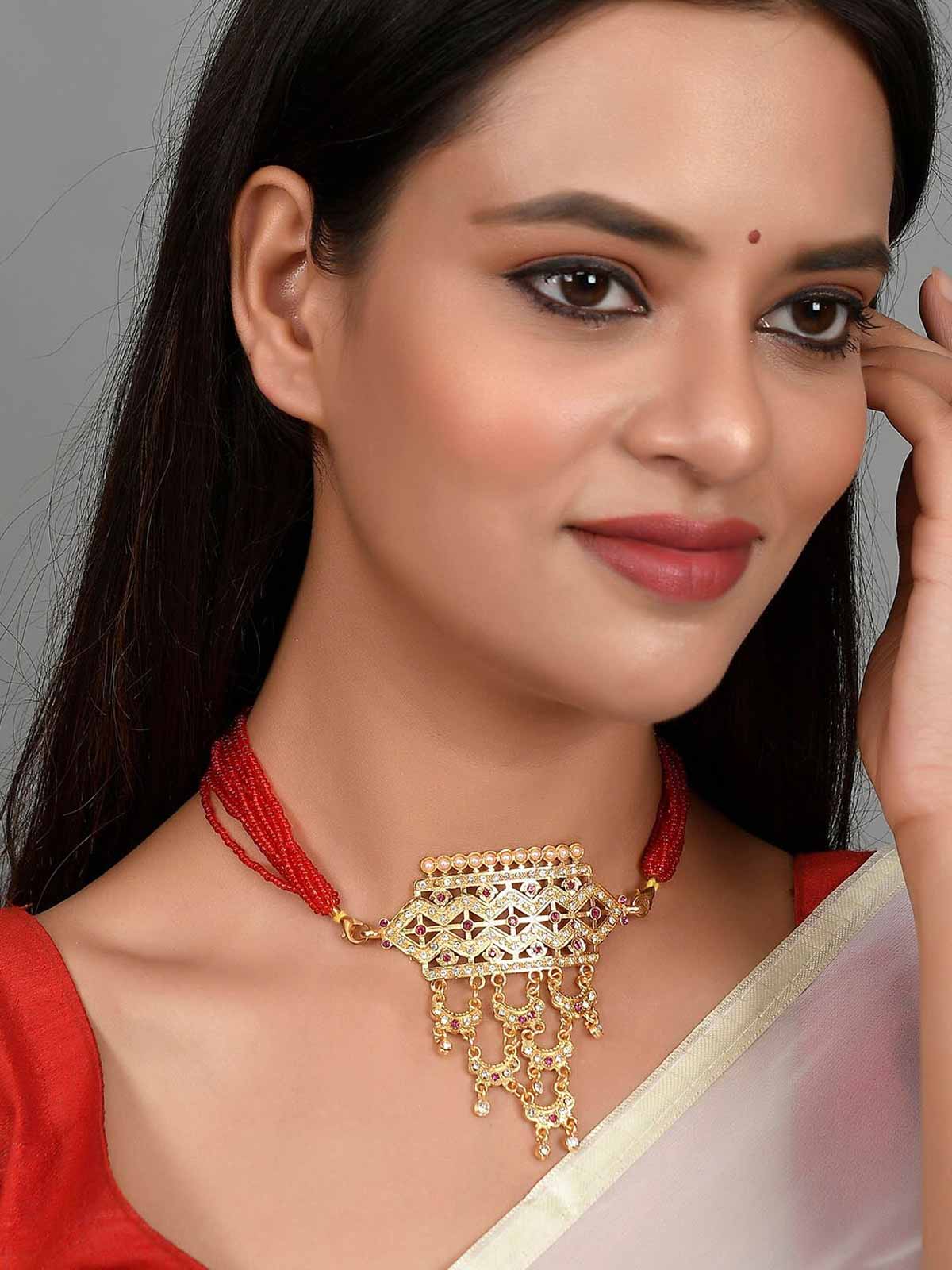 Golden pleated necklace