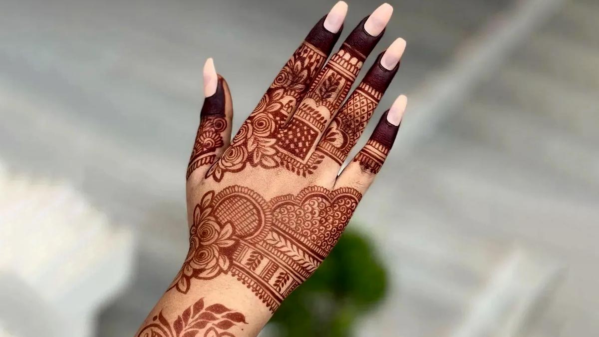 Karwa Chauth Mehndi design 2021: सुंदरता में चार चांद लगाएंगे मेहंदी के ये  लेटेस्ट डिजाइन, इस करवा चौथ करें ट्राई - karwa chauth mehndi designs 2021  full hand henna arabic style tlif - AajTak