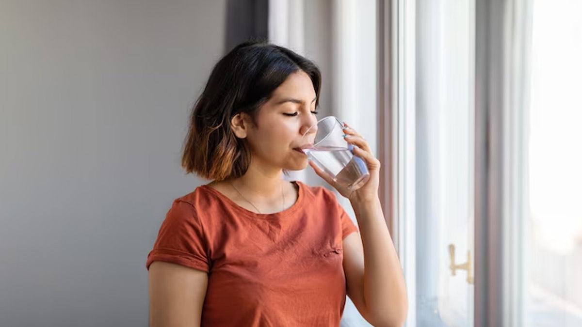 Hindu Beleifs: खड़े होकर पानी क्यों नहीं पीना चाहिए? जानें क्या कहता है  शास्त्र | why not to drink water while standing | HerZindagi