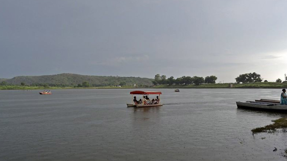 दिल्ली के आसपास स्थित इन हसीन झीलों के किनारे कब घूमने जा रहे हैं आप? | beautiful lakes around delhi you must visit | HerZindagi