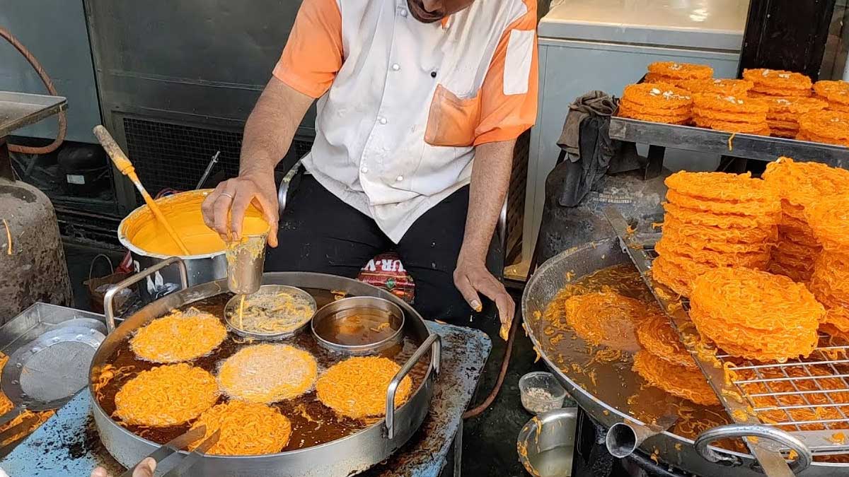 Sawan Special Recipes: मलाई वाला नहीं इन दो तरीके से बनाएं घेवर, घरवाले