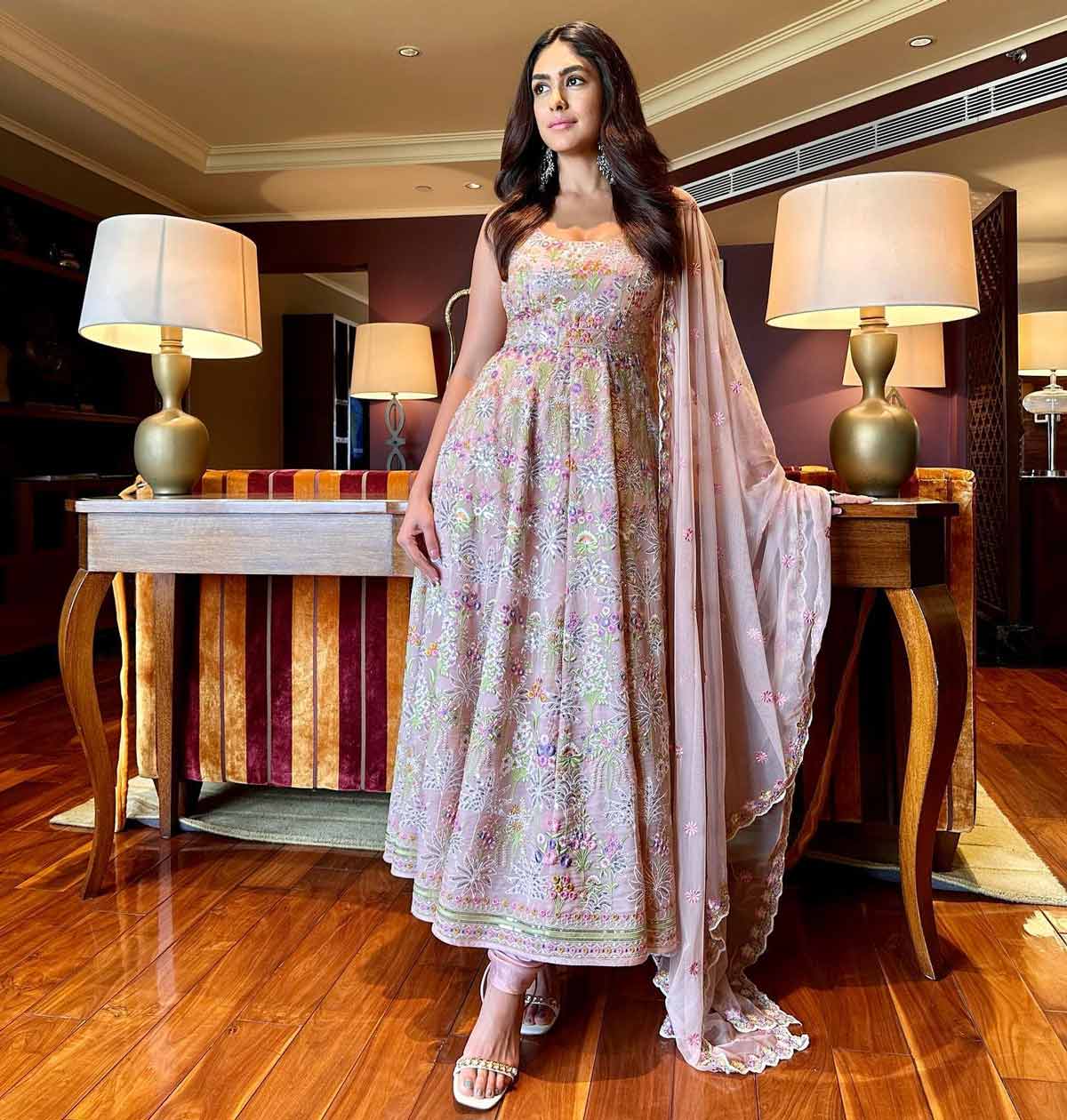 floral suit to look slim