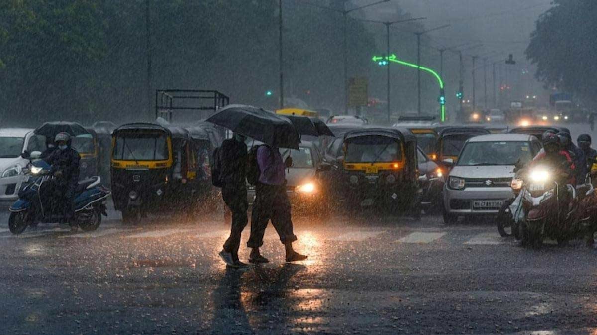 heavy rainfall in mumbai and orange alert in delhi