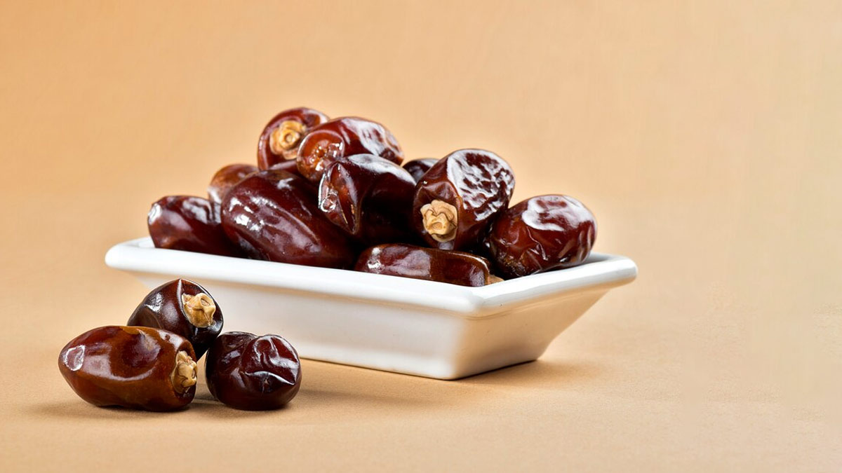 How to Eat Dates : பேரிச்சம்பழங்களை சாப்பிடுவதற்கான சரியான முறையை தெரிந்து கொள்ளுங்கள்! | the right way to eat dates | HerZindagi Tamil