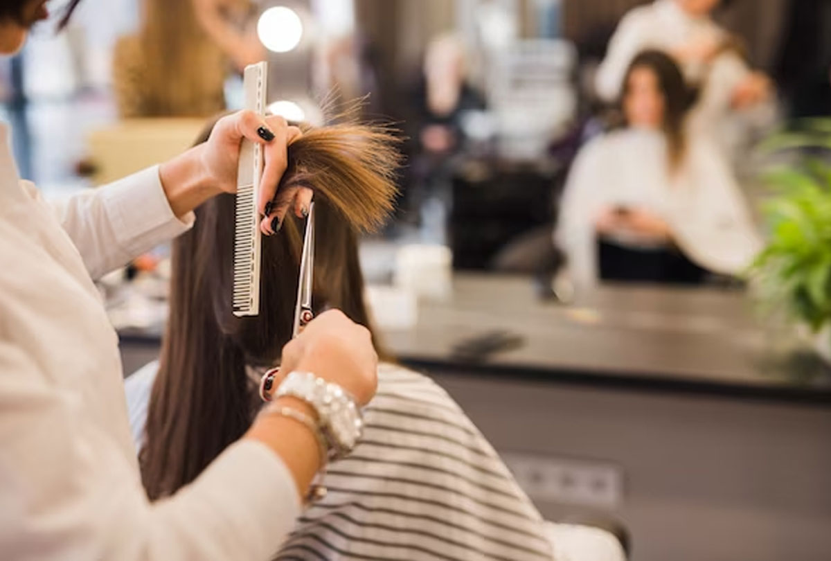 जानिए कैसे बन सकती हैं आप हेयर स्टाइलिस्ट how to hair stylist