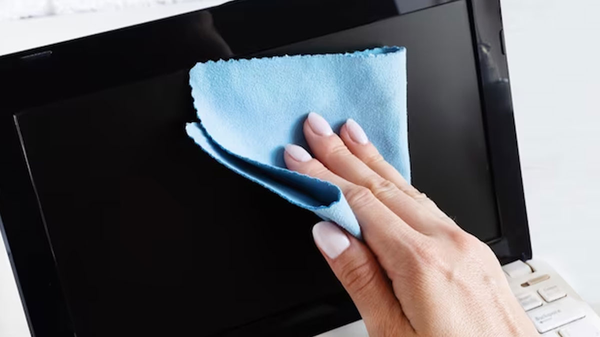 जानें लैपटॉप स्क्रीन और कीबोर्ड को साफ करने का सही तरीका | how to clean  laptop screen and keyboard safely | HerZindagi