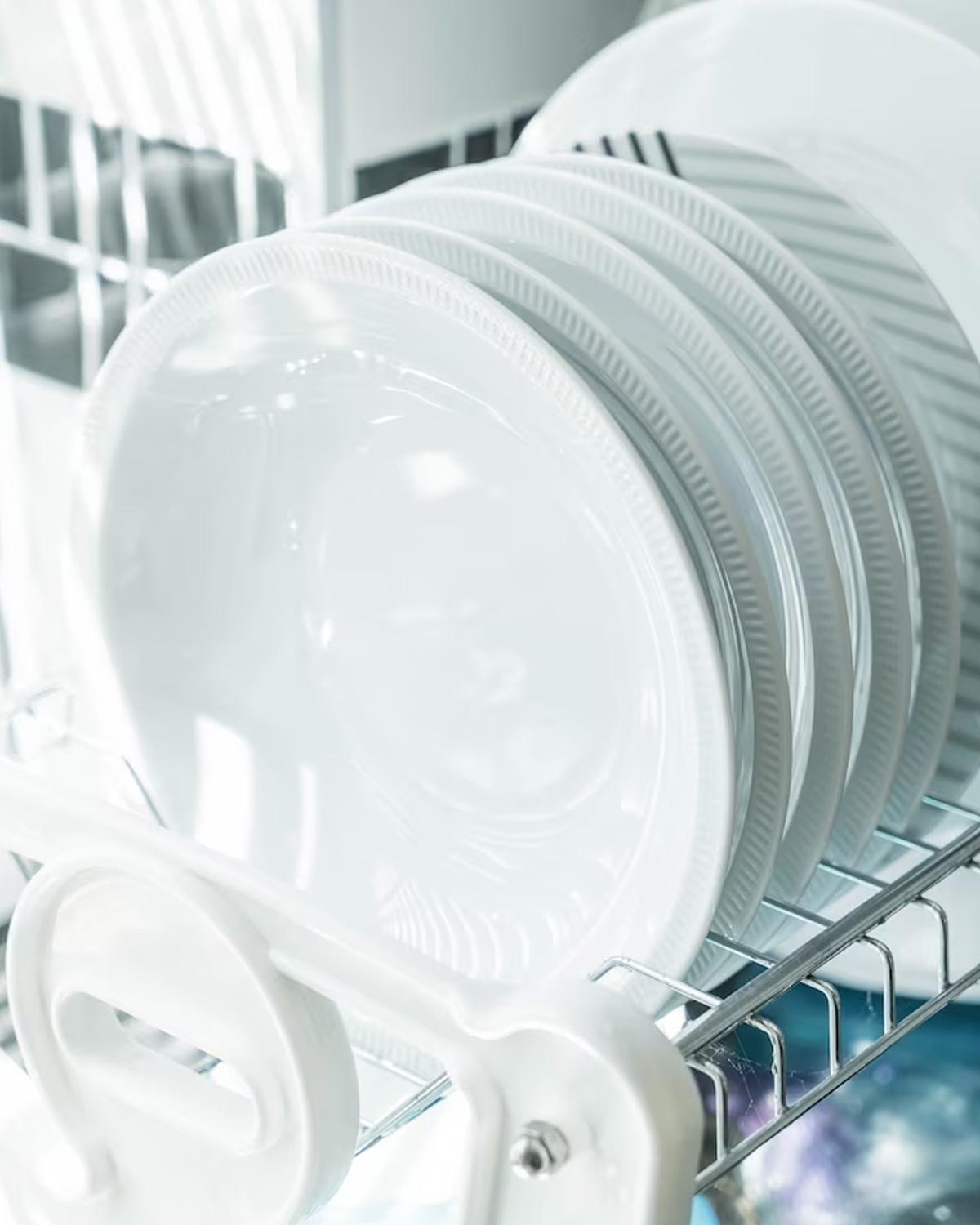 DIY Cleaning Tips बिना पैसे खर्च किए ऐसे चमकाएं बर्तन की रैक, नहीं