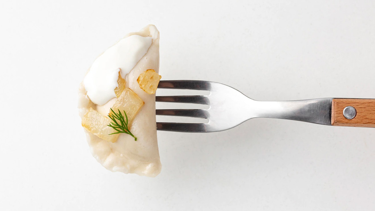 how to eat with fork