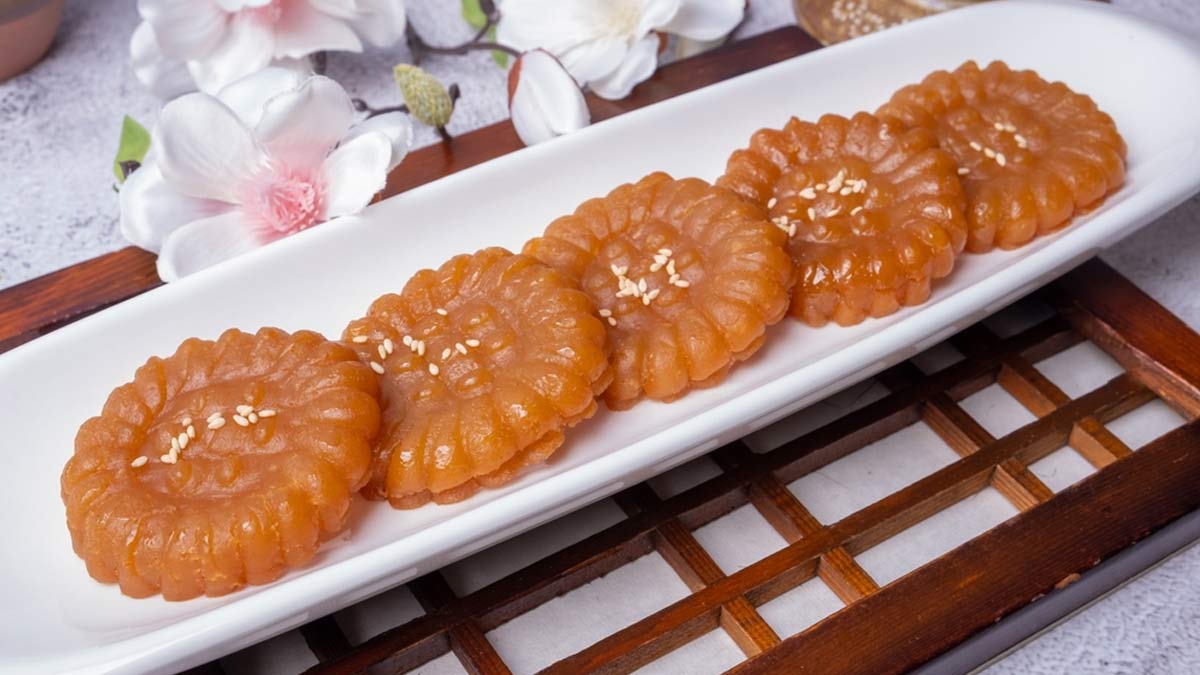 K-Obsessed: Check Out This Easy Recipe Of 'Jinny's Kitchen's' Yakgwa, The  Korean Honey Cookie | HerZindagi