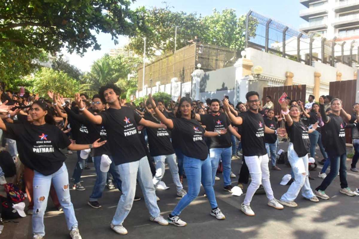 srk signature pose fans