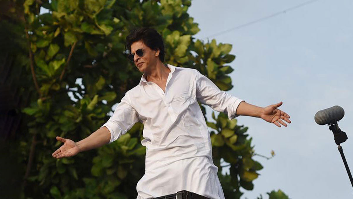 SRK gives his classic pose on sets of Ra.One : Bollywood News - Bollywood  Hungama