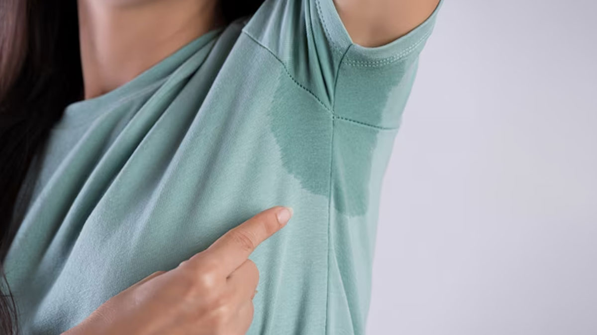 जानें कपड़ों पर लगे पसीने के दाग को हटाने का तरीका | how to remove sweat stain from clothes | HerZindagi