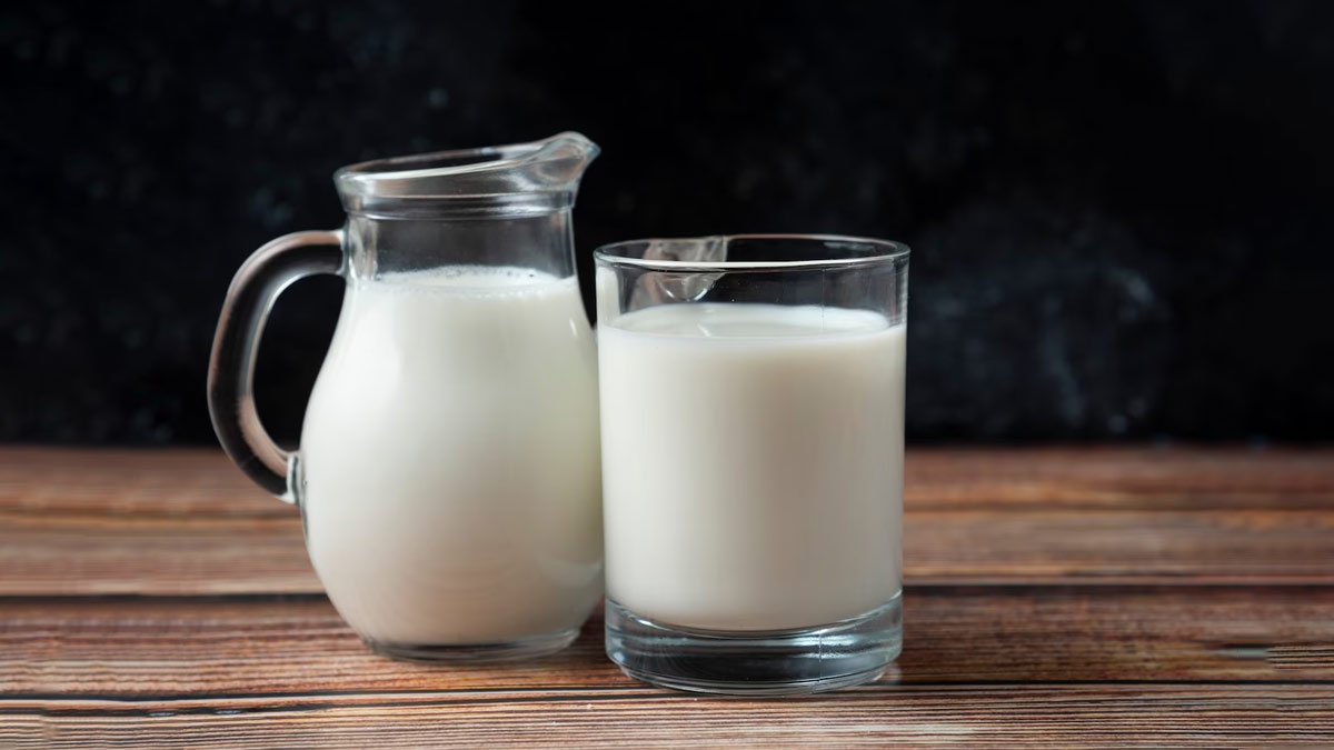 दूध में कभी नहीं मिलानी चाहिए ये चार चीजें | things should not mix with milk  | HerZindagi