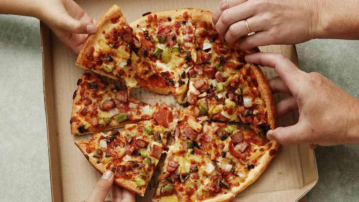आखिर क्यों चौकोर डिब्बे में पिज्जा को किया जाता है पैक why pizza is