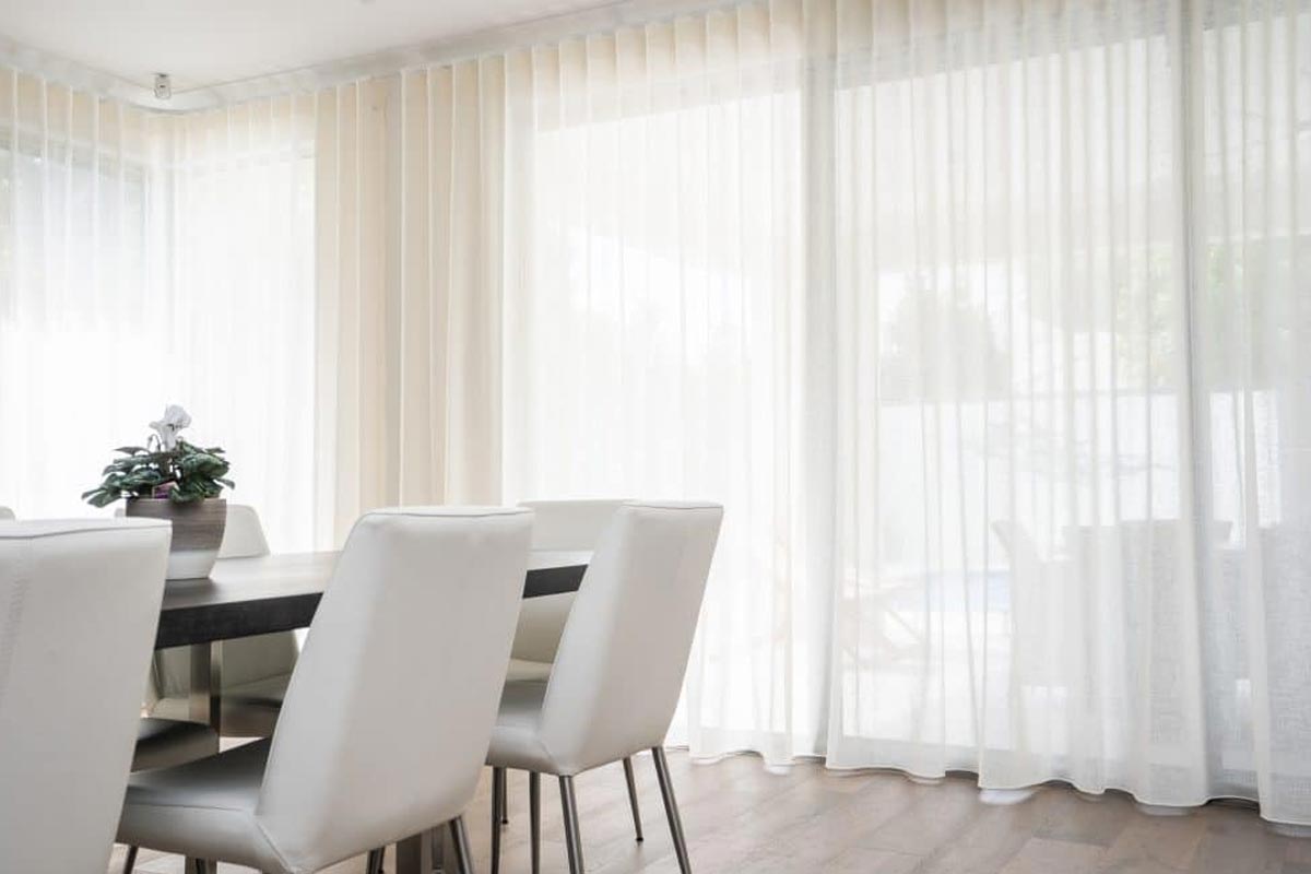 White Curtain में लगे जिद्दी दाग को हटाने के आसान टिप्स how to remove