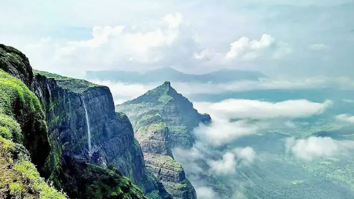 What are the famous hill station Near nashik