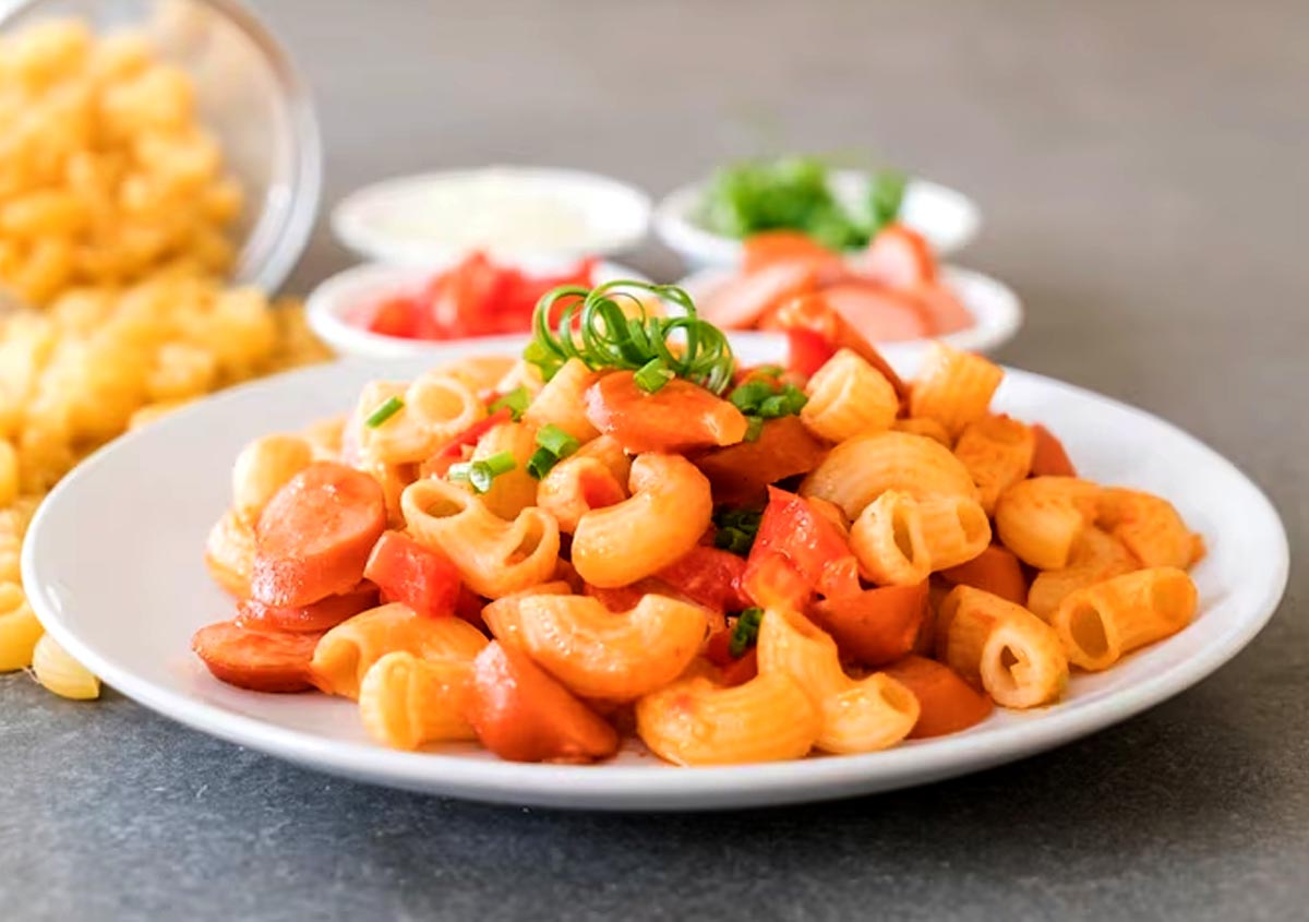 add maggi masala in macroni