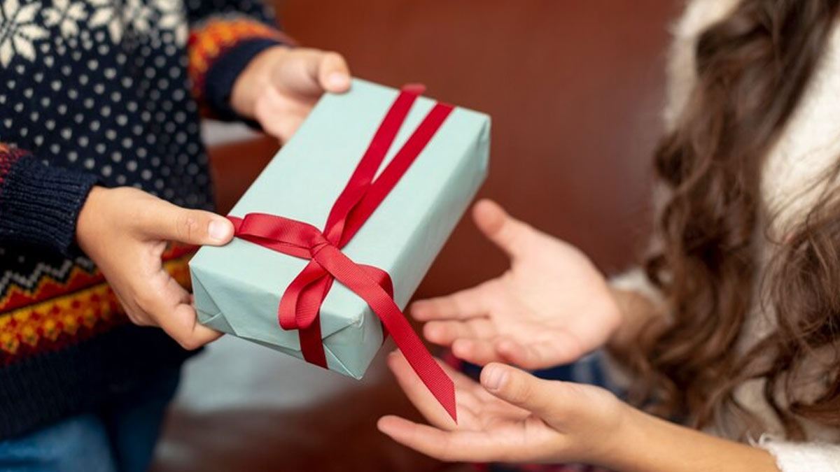 9 best gifts for girlfriend: 9 Perfect Gifts for Girlfriend That Show You  Care - The Economic Times