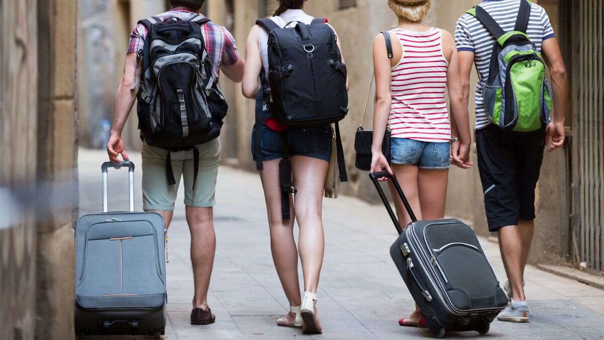 Safari से Wildcraft तक के इन Travel Bags For Women से अब आपका सफर बनेगा और भी आसान
