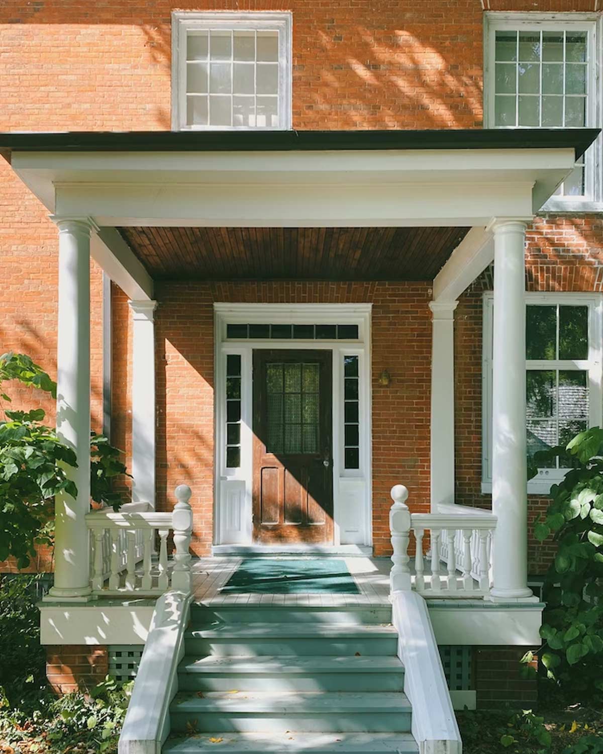 Vastu Tips घर की इन जगहों पर भूलकर भी न लगाएं शीशा, आ सकती हैं