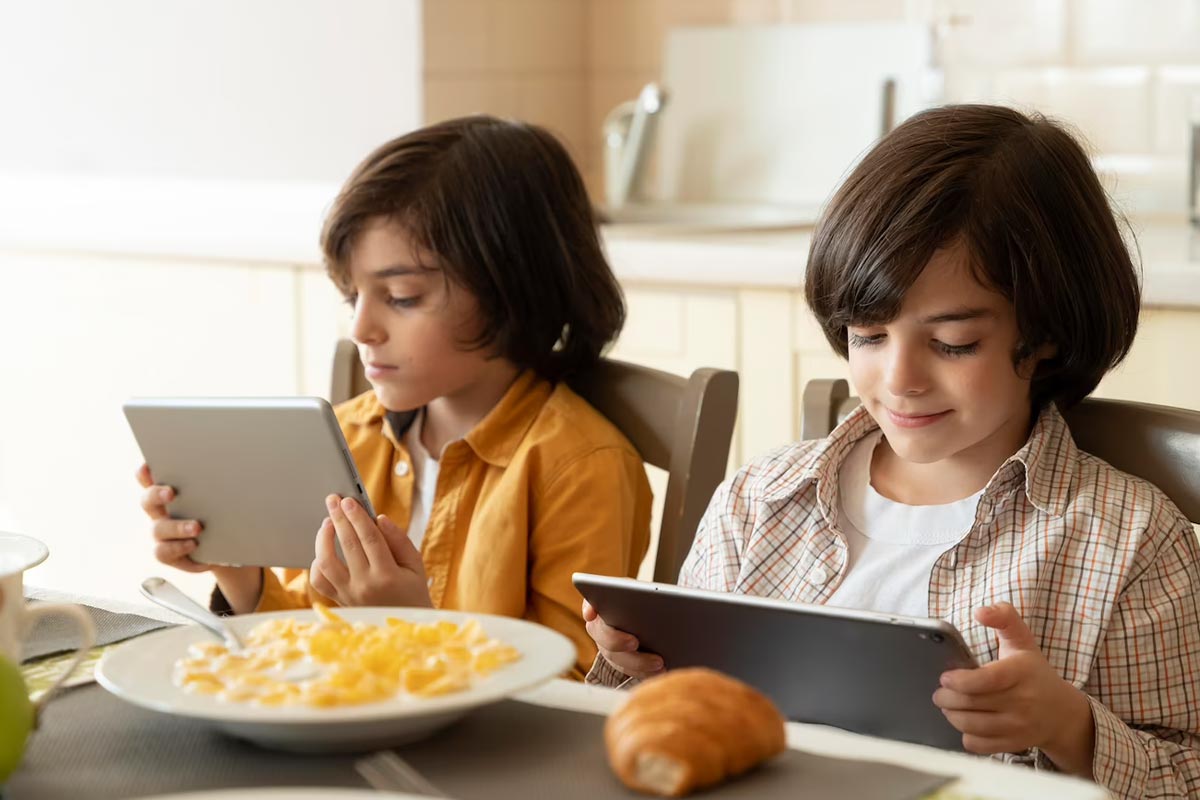 children should not use phone while eating