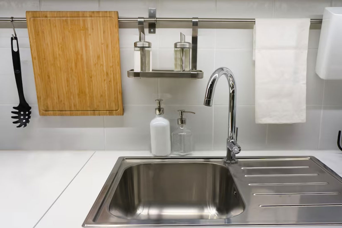 किचन सिंक की बदबू को दूर करें clean kitchen sink